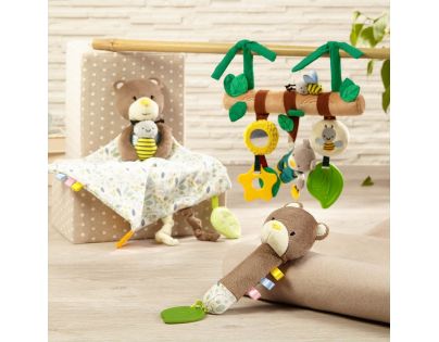 BabyOno Hračka na zavesenie Záhradník Teddy 22 cm