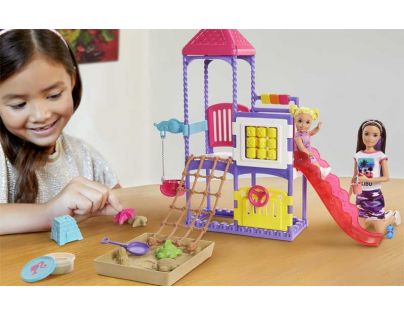 Barbie opatrovateľka na ihrisku herný set