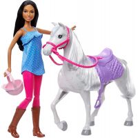 Barbie bábika na vychádzke s koňom