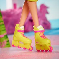 Barbie v ikonickom filmovom oblečku Kolieskové korčule 5