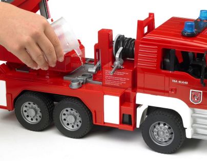 BRUDER 02771 - MAN - Hasičská striekačka s vodnou pumpou - Poškodený obal