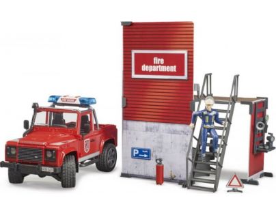 Bruder 62701 Land Rover Defender hasiči sa stanicou 1:16