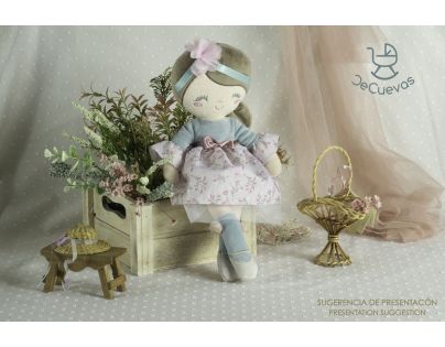 DeCuevas Plyšová bábika Provenza 36 cm s kolískou