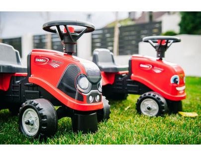 Falk Odstrkovadlo traktor Baby Case IH červený s vlečkou, lopatkou a hrabličkami