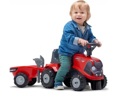 Falk Odstrkovadlo traktor Baby Case IH červený s vlečkou, lopatkou a hrabličkami