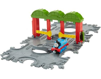 Fisher Price Mašinka Tomáš Take-n-Play Přenosná herní sada koleje - Knapford Station Tile Tracks