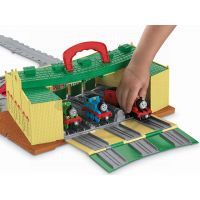 Fisher Price Take-n-Play R9113 - Tidmouthské depo s točnou 4
