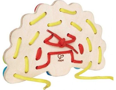 Hape drevený prevliekací a šnurovací páv