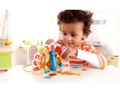 Hape drevený prevliekací a šnurovací páv