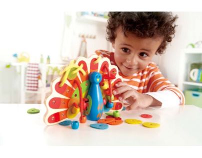 Hape drevený prevliekací a šnurovací páv