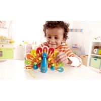 Hape drevený prevliekací a šnurovací páv 6