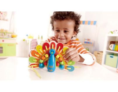 Hape drevený prevliekací a šnurovací páv