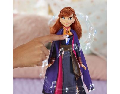 Hasbro Frozen 2 Spievajúca Anna - Poškodený opbal