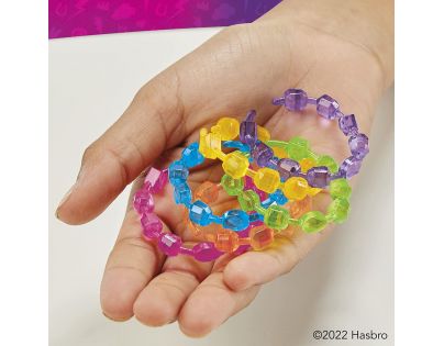 Hasbro My Little Pony Izzy objav v sebe iskru