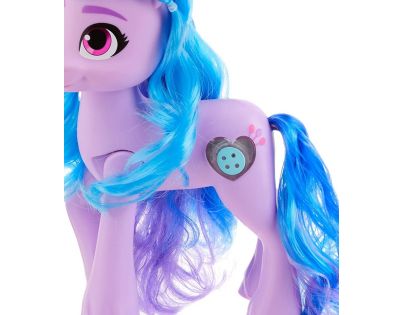 Hasbro My Little Pony Izzy objav v sebe iskru