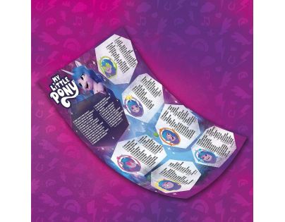 Hasbro My Little Pony Izzy objav v sebe iskru