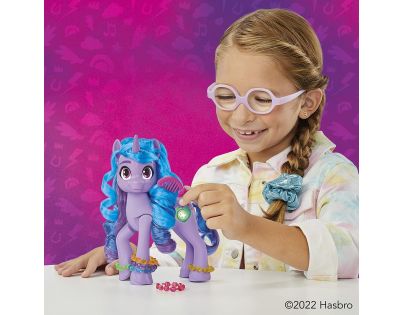 Hasbro My Little Pony Izzy objav v sebe iskru