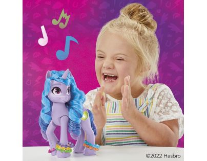 Hasbro My Little Pony Izzy objav v sebe iskru