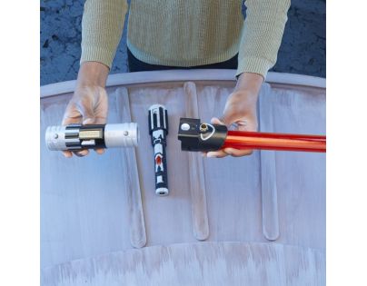 Hasbro Star Wars Darth Vader svetelný meč Lightsabre Forge