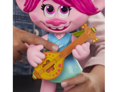 Hasbro Trolls spievajúci figúrka Poppy s rockovým príslušenstvom