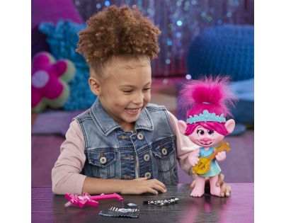 Hasbro Trolls spievajúci figúrka Poppy s rockovým príslušenstvom