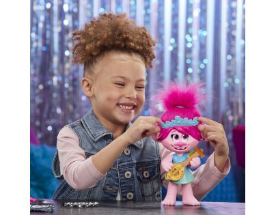 Hasbro Trolls spievajúci figúrka Poppy s rockovým príslušenstvom