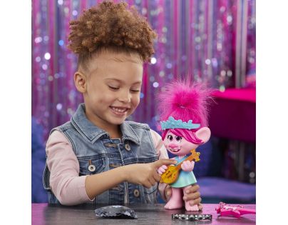 Hasbro Trolls spievajúci figúrka Poppy s rockovým príslušenstvom