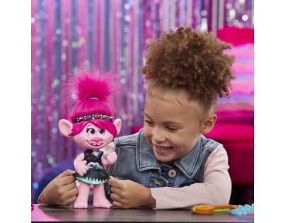 Hasbro Trolls spievajúci figúrka Poppy s rockovým príslušenstvom