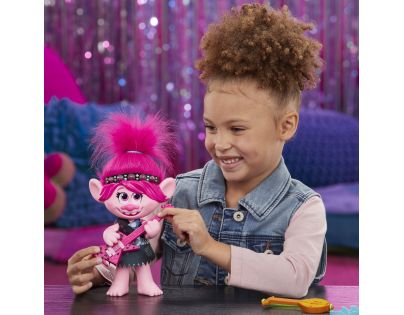 Hasbro Trolls spievajúci figúrka Poppy s rockovým príslušenstvom