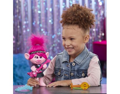 Hasbro Trolls spievajúci figúrka Poppy s rockovým príslušenstvom