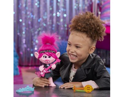 Hasbro Trolls spievajúci figúrka Poppy s rockovým príslušenstvom