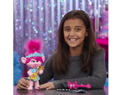 Hasbro Trolls spievajúci figúrka Poppy s rockovým príslušenstvom