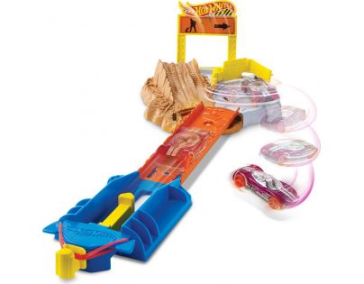 Hot Wheels dráha do kapsy DKR44 Chaos na stavbě