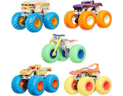 Hot Wheels Monster Trucks v tme svietiacej