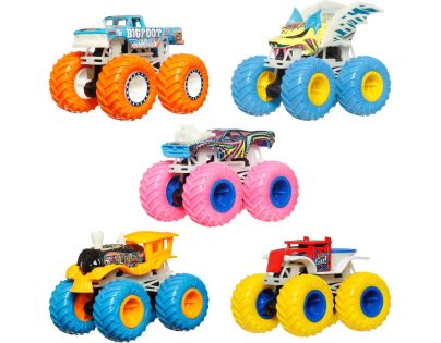 Hot Wheels Monster Trucks v tme svietiacej