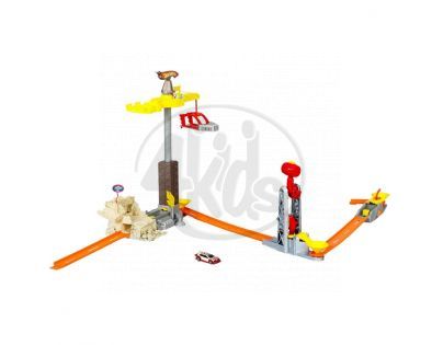 Hot Wheels P7613 Trick Track Spin Wrecker