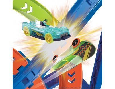 Hot Wheels zrážka na špirále