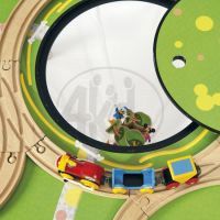 Brio 32228 - Disney kolekce - hrací stůl Mickey s vláčkodráhou 2