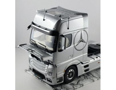 Italeri Model Kit truck Mercedes Benz Actros MP4 Gigaspace 1:24