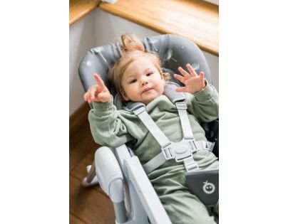 MoMi Jedálenská stolička Gwaju svetlo sivá