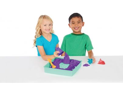 Kinetic Sand krabica tekutého piesku s podložkou fialová
