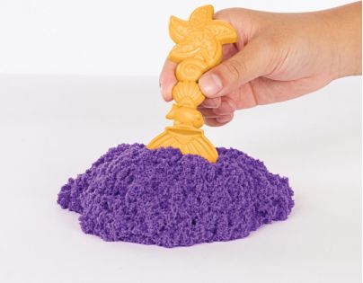 Kinetic Sand krabica tekutého piesku s podložkou fialová
