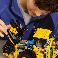 LEGO® Technic 42209 Kolesový nakladač Volvo L120 Electric 6