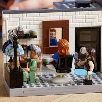 LEGO® ICONS 10291 Queer Eye – byt úžasnej päťky 6