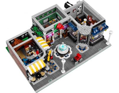 LEGO® Creator Expert 10255 Zhromaždenie na námestí