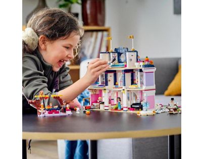 LEGO® Friends 41684 Hotel v mestečku Heartlake