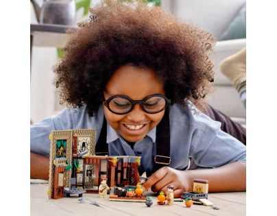 LEGO® Harry Potter™ 76384 Čarovné momenty z Rokfortu: Hodina herbológie