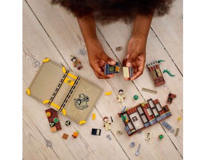 LEGO® Harry Potter™ 76384 Čarovné momenty z Rokfortu: Hodina herbológie