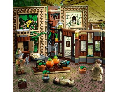 LEGO® Harry Potter™ 76384 Čarovné momenty z Rokfortu: Hodina herbológie