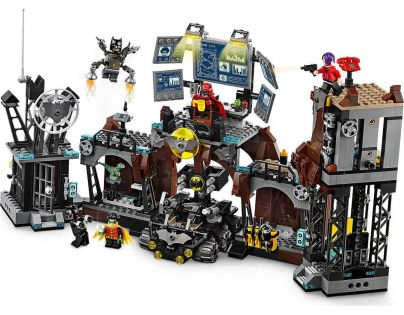 LEGO Super Heroes 76122 Clayface™ útočí na Batmanovu jaskyňu